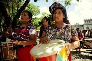 mujeres tocando tambores